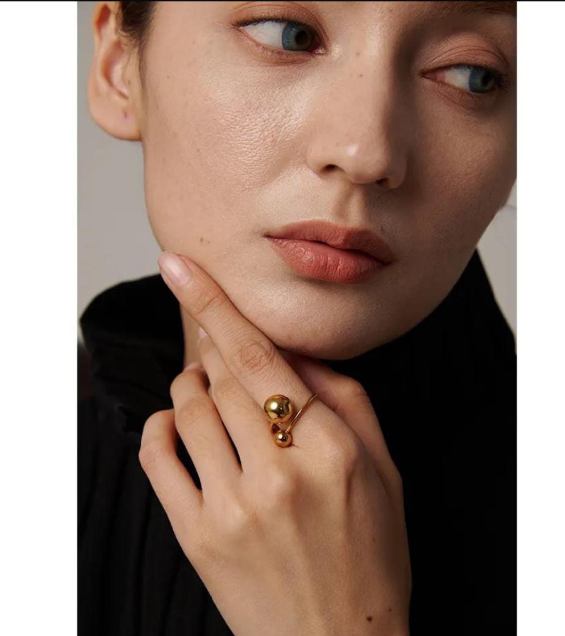 Evara – Golden Orbit Ring