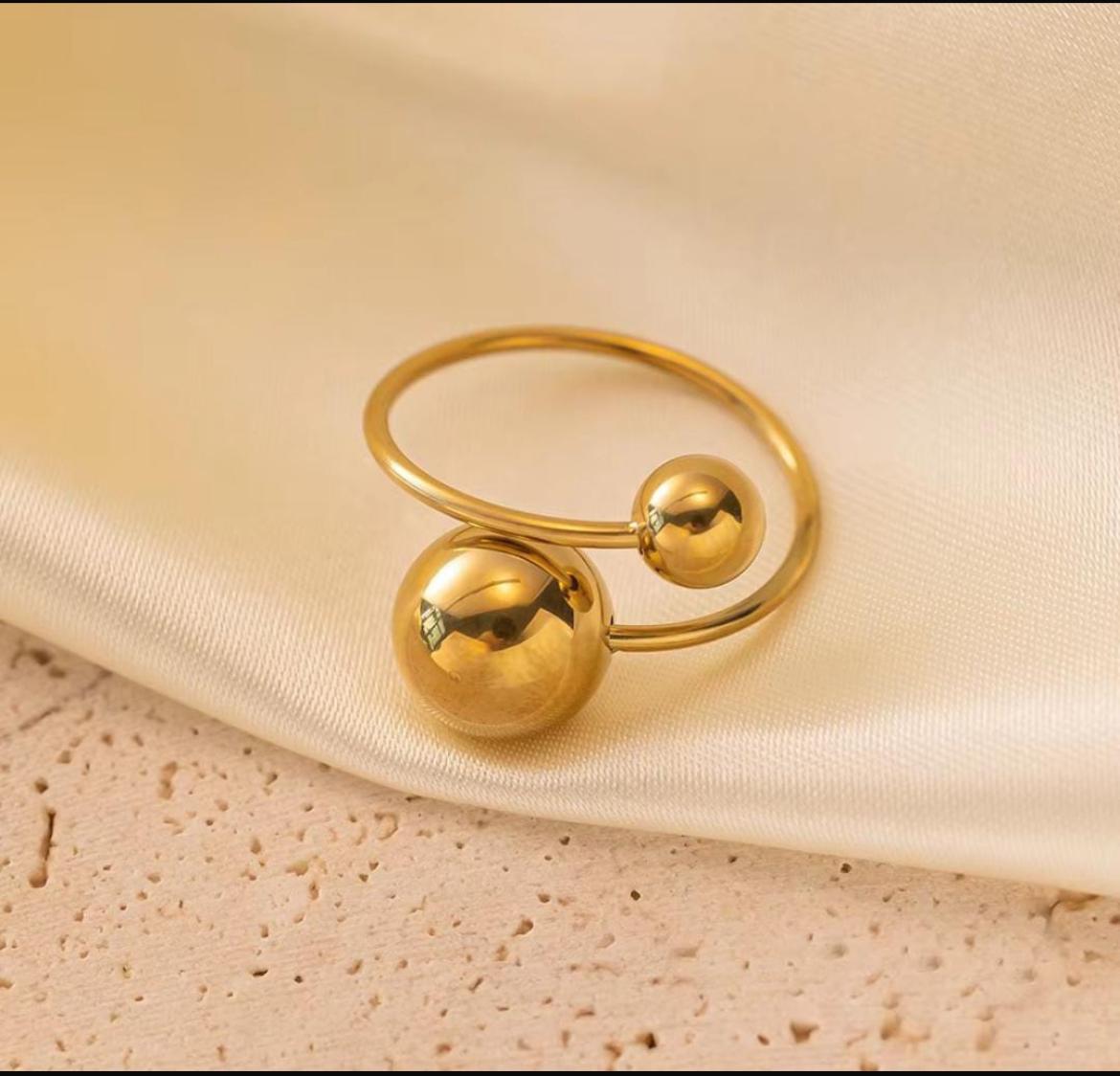 Evara – Golden Orbit Ring