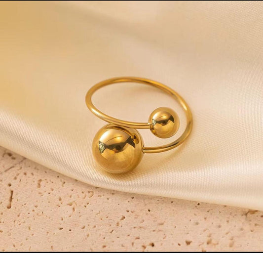 Evara – Golden Orbit Ring